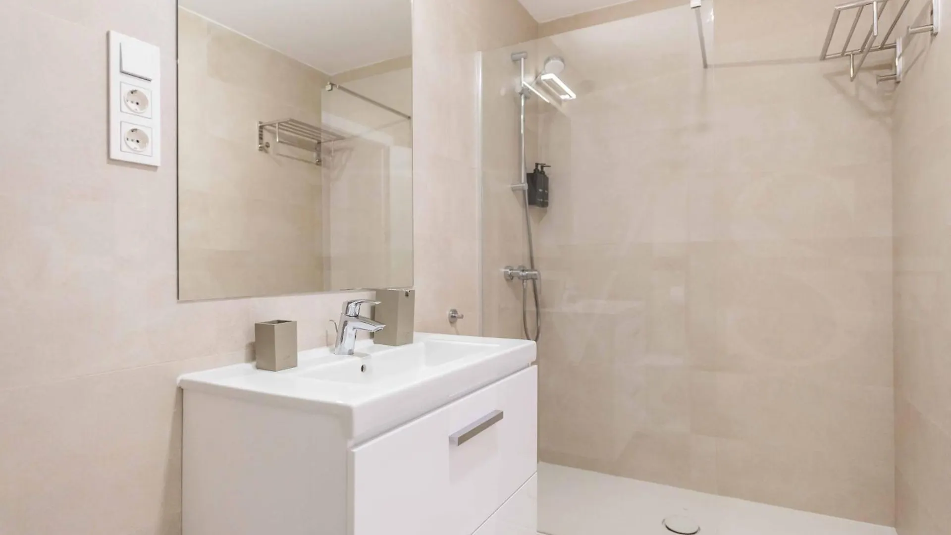 מאלגה Apartment With Stunning Views And Parking By Rems